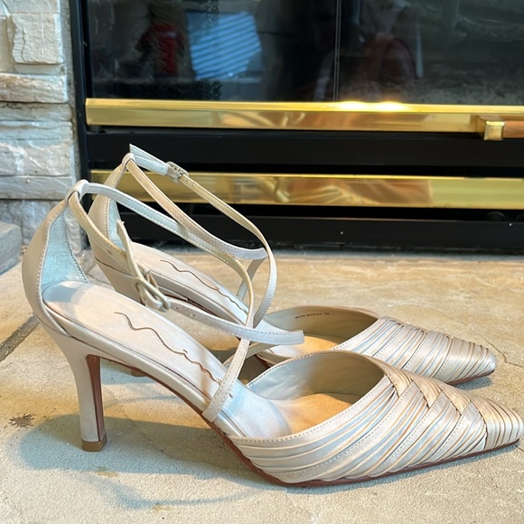 Worn once Sz 8 Nina low heels beige pleated fabric - Picture 3 of 6